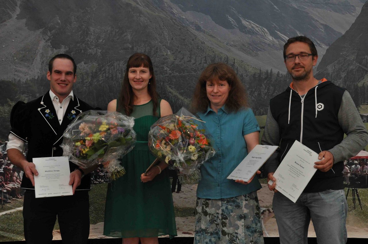 Matthias Zaugg, Andrea Hürzeler, Nadja Vogt und Bruno Forrer haben als Jahrgansbeste den Agrarmedienpreis erhalten. (Bild nb)