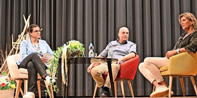 Einfühlsam entlockt Nicole Reusser (v. l. n. r.), Andreas Neugebauer und Evelyne Binsack persönliches aus deren Leben. Dabei wird gelacht, aber auch ein paar Tränen vergossen. 