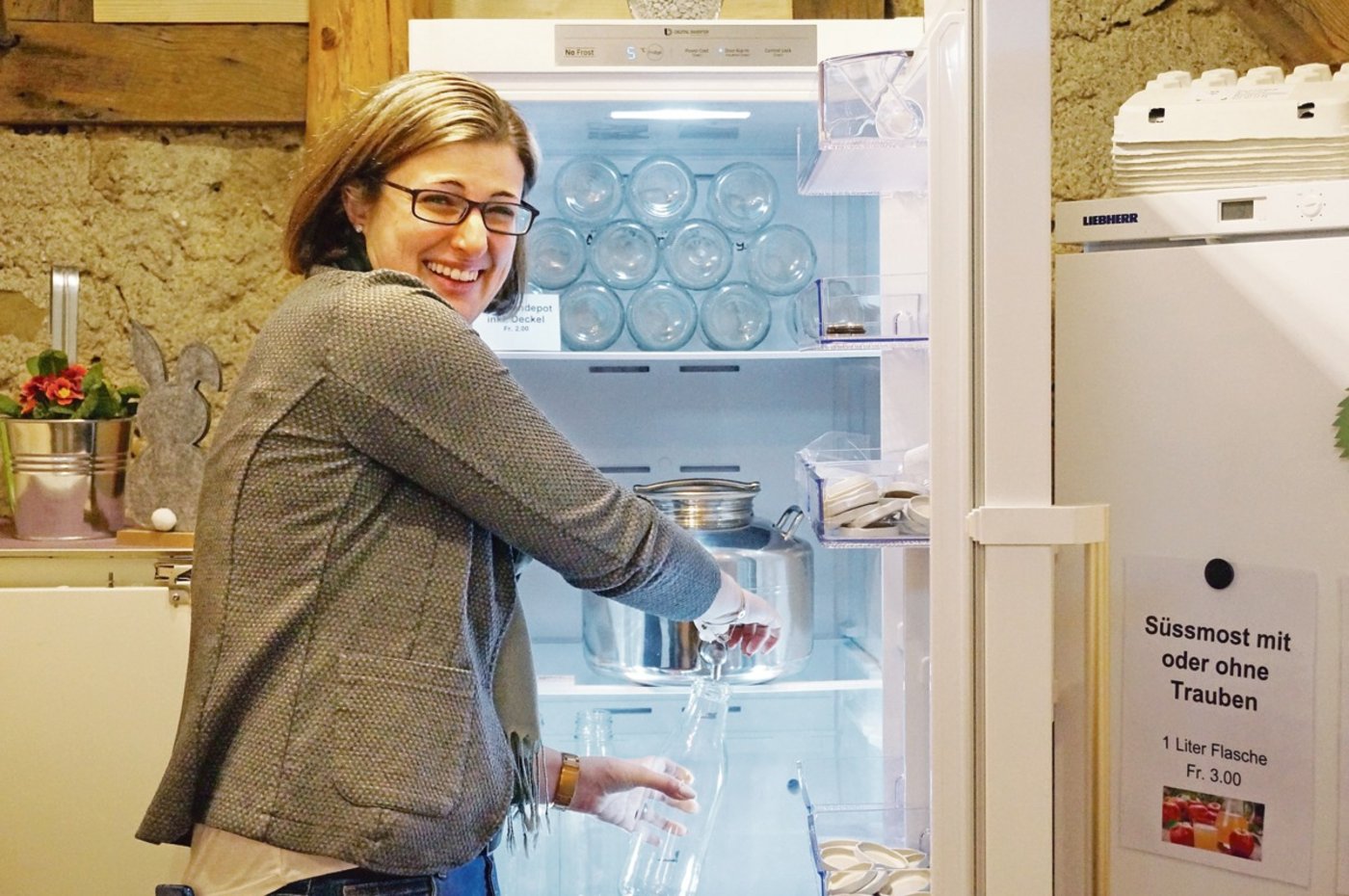 Dominique Kern in ihrem Hofladen. Die Milch dürfen die Kunden selbst in Flaschen abfüllen und wenn diese  leer sind, können sie wieder zurückgebracht werden. (Bild Deborah Rentsch)