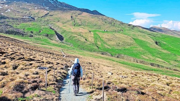 Auf den Alpen sind v Auf den Alpen sind viele Kilometer Zäune zu erstellen. Hier auf der Alp Oberst im Val Schons.