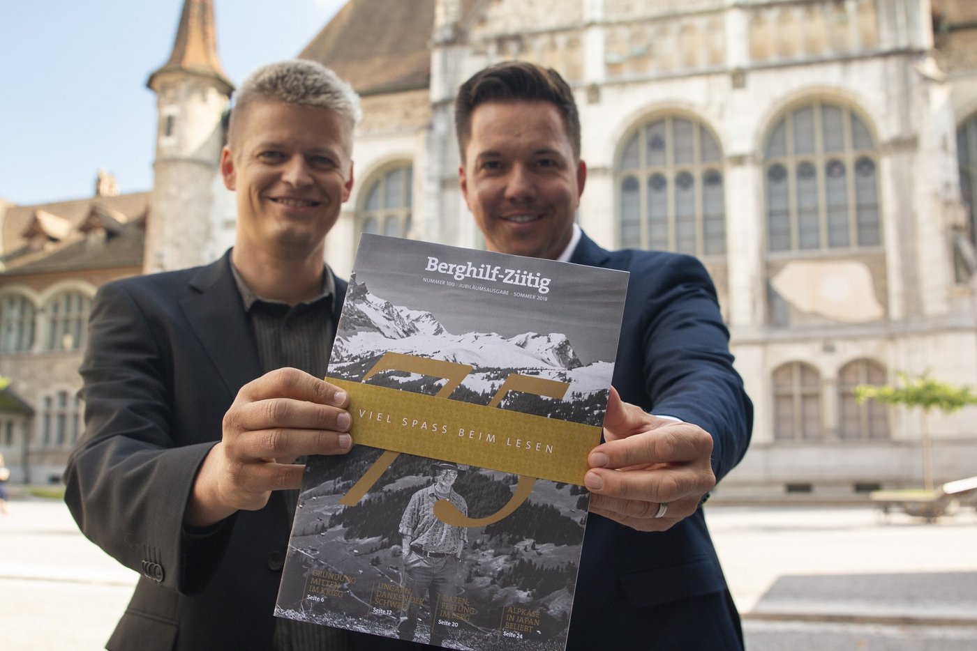 Die Jubiläumsausgabe der «Berghilf-Ziitig» nahm die bergspezifischen Höhepunkte der vergangenen 75 Jahre unter die Lupe. An der Vernissage im Zürcher Landesmuseum stellten sie Redaktor Max Hugelshofer (links) und Moderator Sven Epiney der Öffentlichkeit vor. (Bild z.V.g.) 