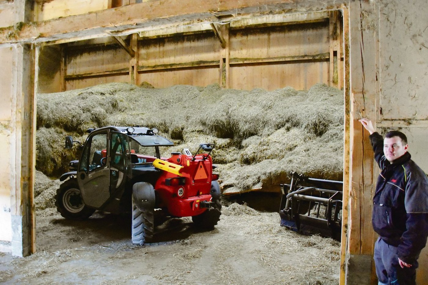 Bruno Schütz in Wahlendorf BE hat den Eingang seines Heustocks vergrössert, damit er mit Stapler und Teleskoplader hineinfahren und Heu aufladen kann.(Bild Katrin Erfurt)