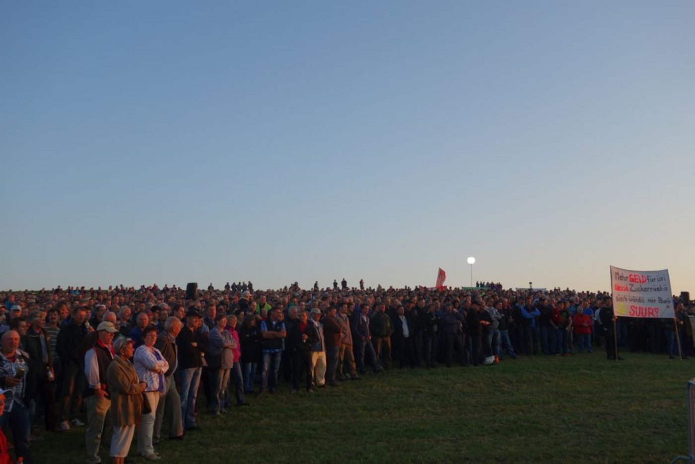 Grossaufmarsch für den Schweizer Zucker: Rund 2500 Rübenpflanzer und Sympathisanten demonstrierten am Mittwoch in Kirchberg. (Bild zVg)