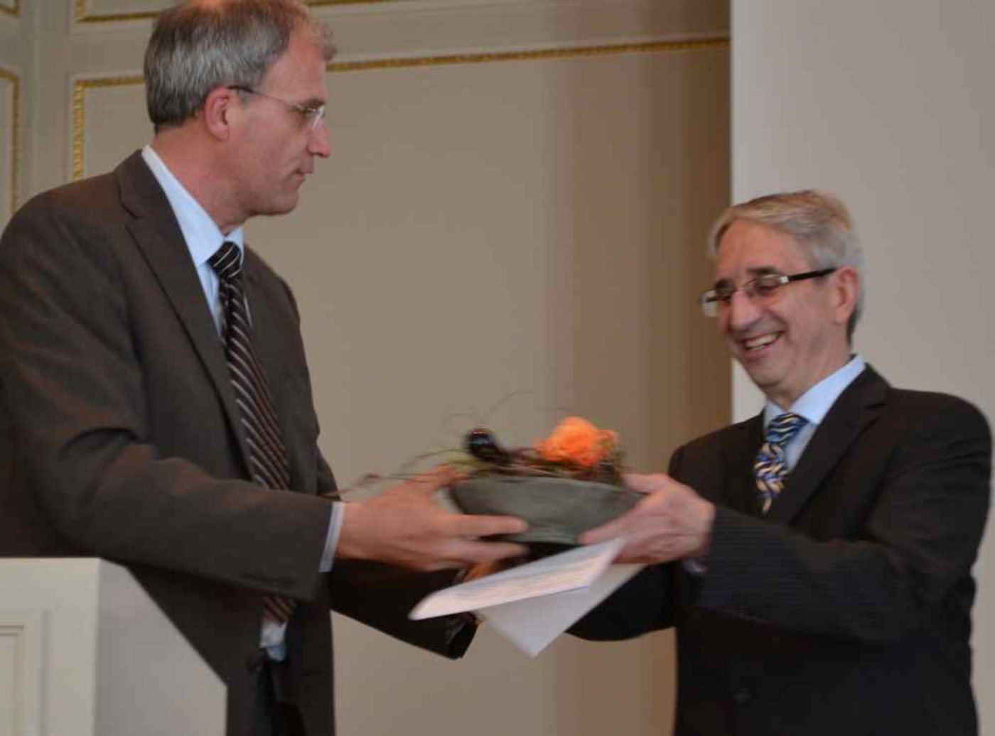 BLV-Direktor Hans Wyss übergibt dem Festredner Stephan Häsler ein Präsent. (Bild hag)