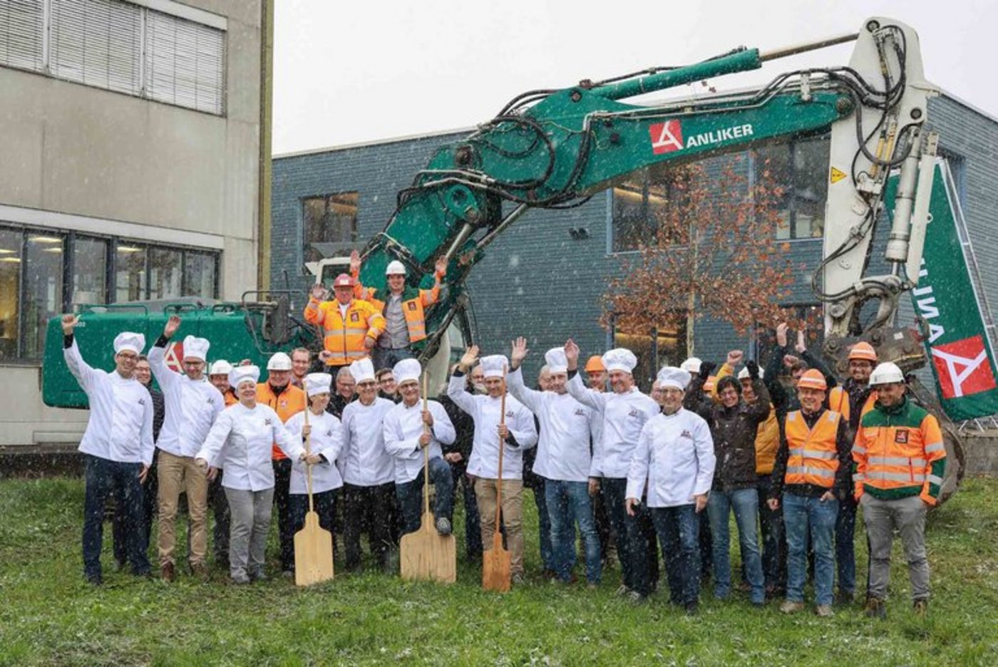 Beim Biscuithersteller Hug freut man sich sichtlich über den Spatenstich zum Erneuerungsbau. (Bild Hug)
