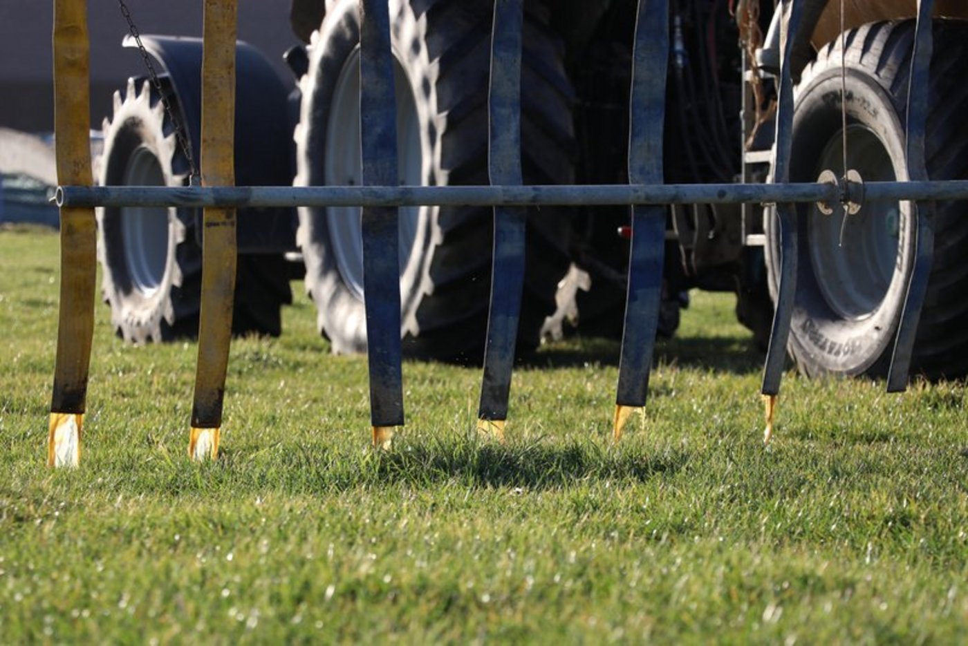 Die Weigerung, emissionsmindernde Ausbringverfahren anzuwenden, kann schon ab 2022 zu Bussen führen. (Bild BauZ)