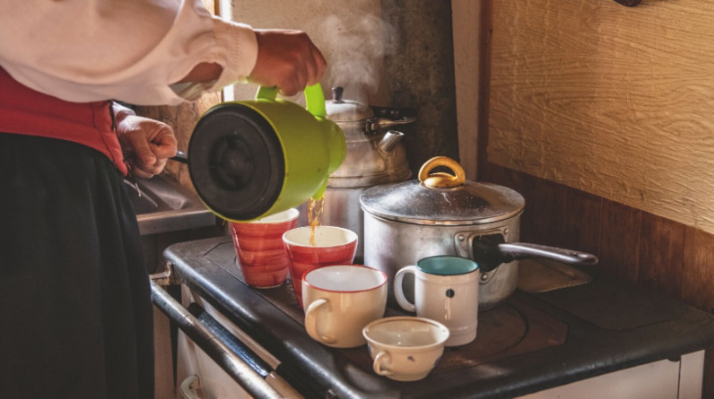 Mit dem Maiensäss Oberberg verbindet Karin Niederberger viele Kindheitserinnerungen.  Hier sass sie schon als Kind nach dem Heuen in der gemütlichen Küche. (Bild Marion Nitsch)