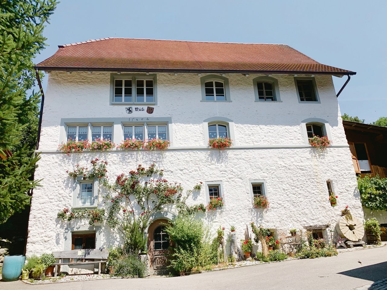 Die historische Müli Geuensee wurde bereits 1454 erwähnt. Im Jahr 2005 wurde sie sorgfältig aussen renoviert. 