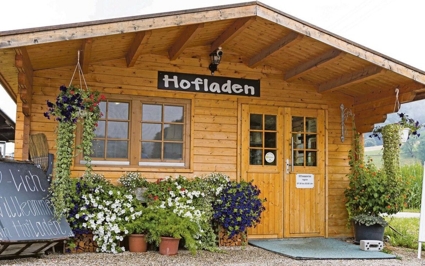Der schmucke Hofladen zur Selbstbedienung wurde kurz vor dem Corona-Lockdown fertig. Bezahlen können die Kunden bar oder per Twint. 