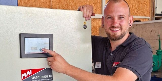 Joel Mai mit der neuen Anlagensteuerung.
