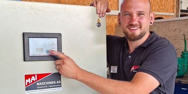 Joel Mai mit der neuen Anlagensteuerung.