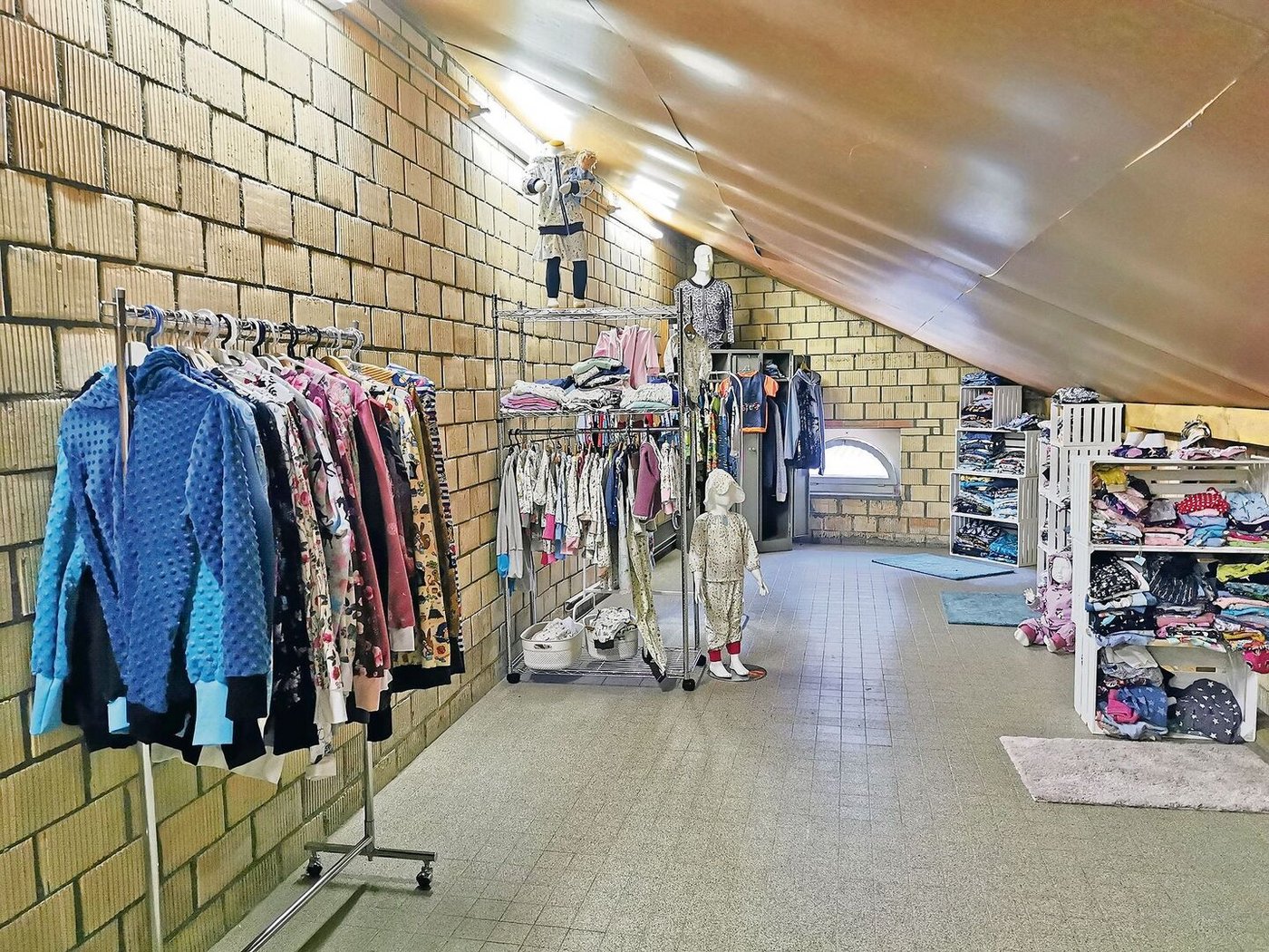 Im oberen Stock des Ateliers hängen die kreativen Stücke zum Verkauf. Es handelt sich dabei um unzählige Einzelstücke.