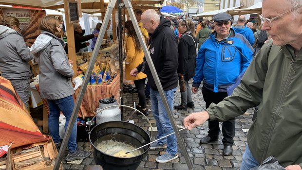 Diskutieren und degustieren war am Cheese-Festival gefragt, so auch von Fondue. (Bild js)