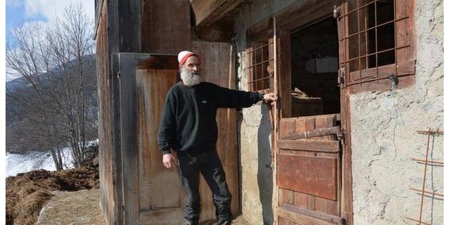 Der Hobby-Schafbauer Mathias Decurtins. (Bild Screenshot suedostschweiz.ch)