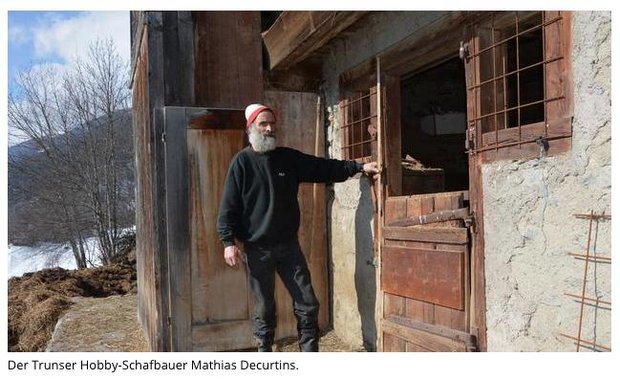 Der Hobby-Schafbauer Mathias Decurtins. (Bild Screenshot suedostschweiz.ch)