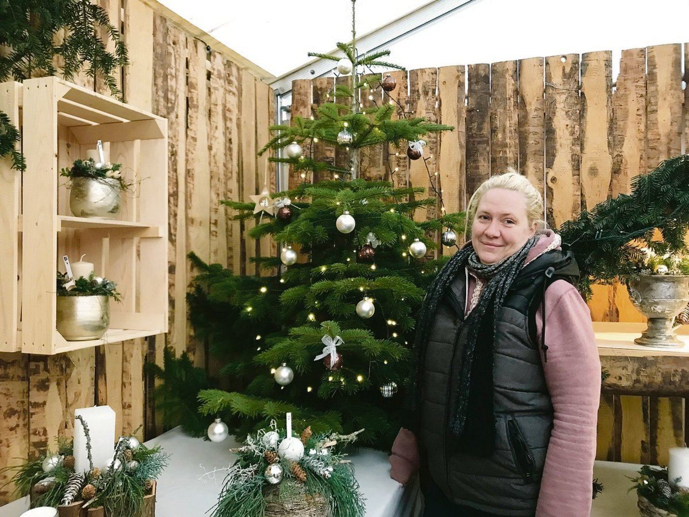 Karin Dillier präsentiert mit Stolz ihre eigene Adventsausstellung im Zelt neben dem Hofladen. Es gibt verschiedene Ecken mit unterschiedlichen Farbtönen. (Bilder Franziska Jurt)