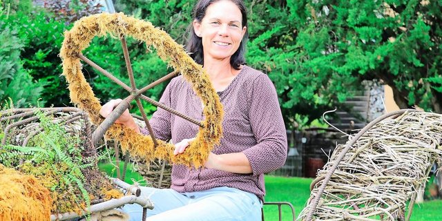 Nicole Leuppi freut sich auf die Oldtimer. Sie sitzt hinter dem Steuerrad eines Modelltraktors aus pflanzengeschmückten Armierungseisen, den ihr Onkel zu Werbezwecken für den Anlass gebaut hat.