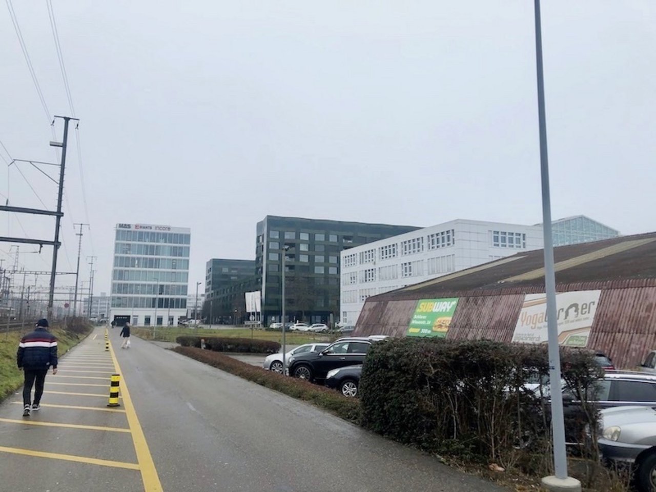 Der Sitz der Firma Giants Software (hinterstes Gebäude) steht gleich neben dem Bahnhof Schlieren ZH. (Bild et)