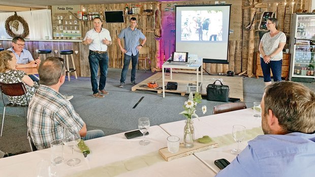 Entspannte Stimmung bei den Vertretern der Luzerner und Innerschweizer Kampagnen auf dem Bauernhof Bord. Markus Kretz (l.) dankt der Leitung mit Daniel Blättler und Hella Schnider. (Bild js)