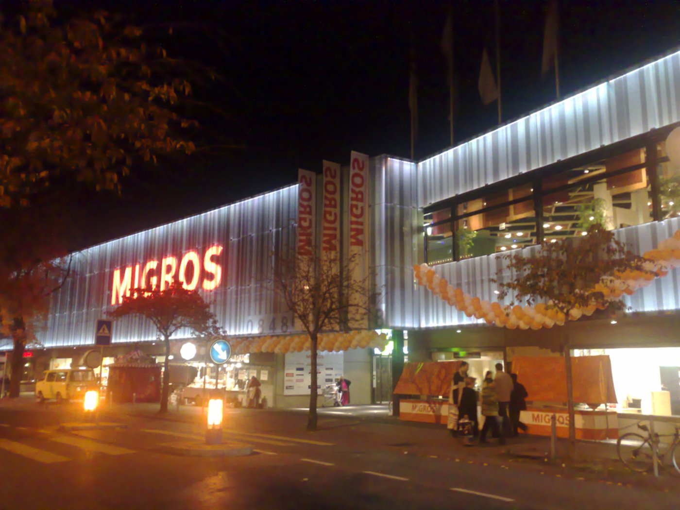 Neben dem Preisdruck im Detailhandel hätten auch Investitionen in neue Marktfelder, Verkäufe von Geschäftsbereichen und Restrukturierungen auf das Ergebnis gedrückt, äusserte Fabrice Zumbrunnen, Präsident des Migros-Genossenschaftsbundes. (Bild Migros Altstetten, flickr.com)