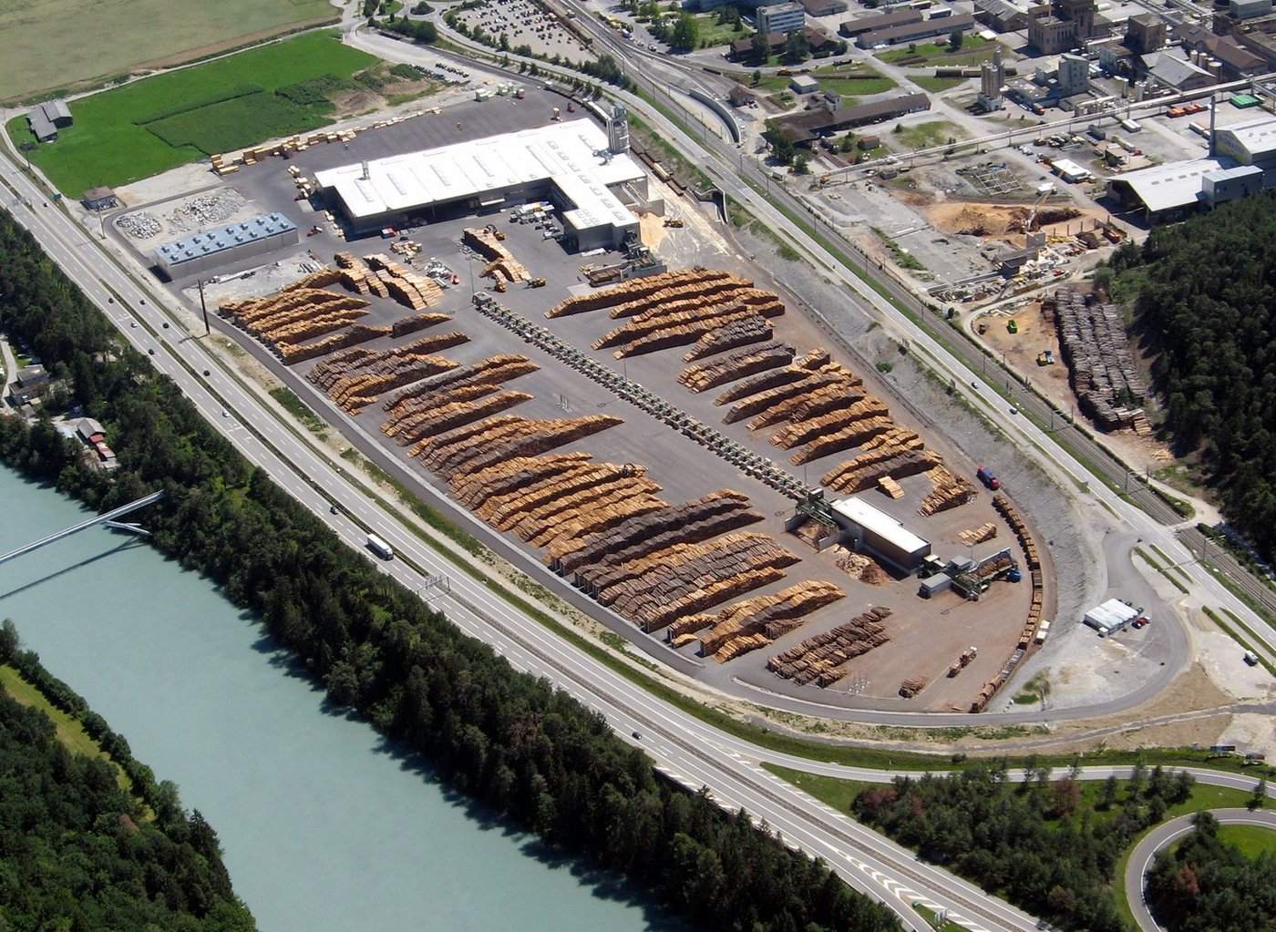 Das ehemalige Sägewerk in Domat/Ems GR ist schon länger stillgelegt. (Bild: Yvonne Rauch)