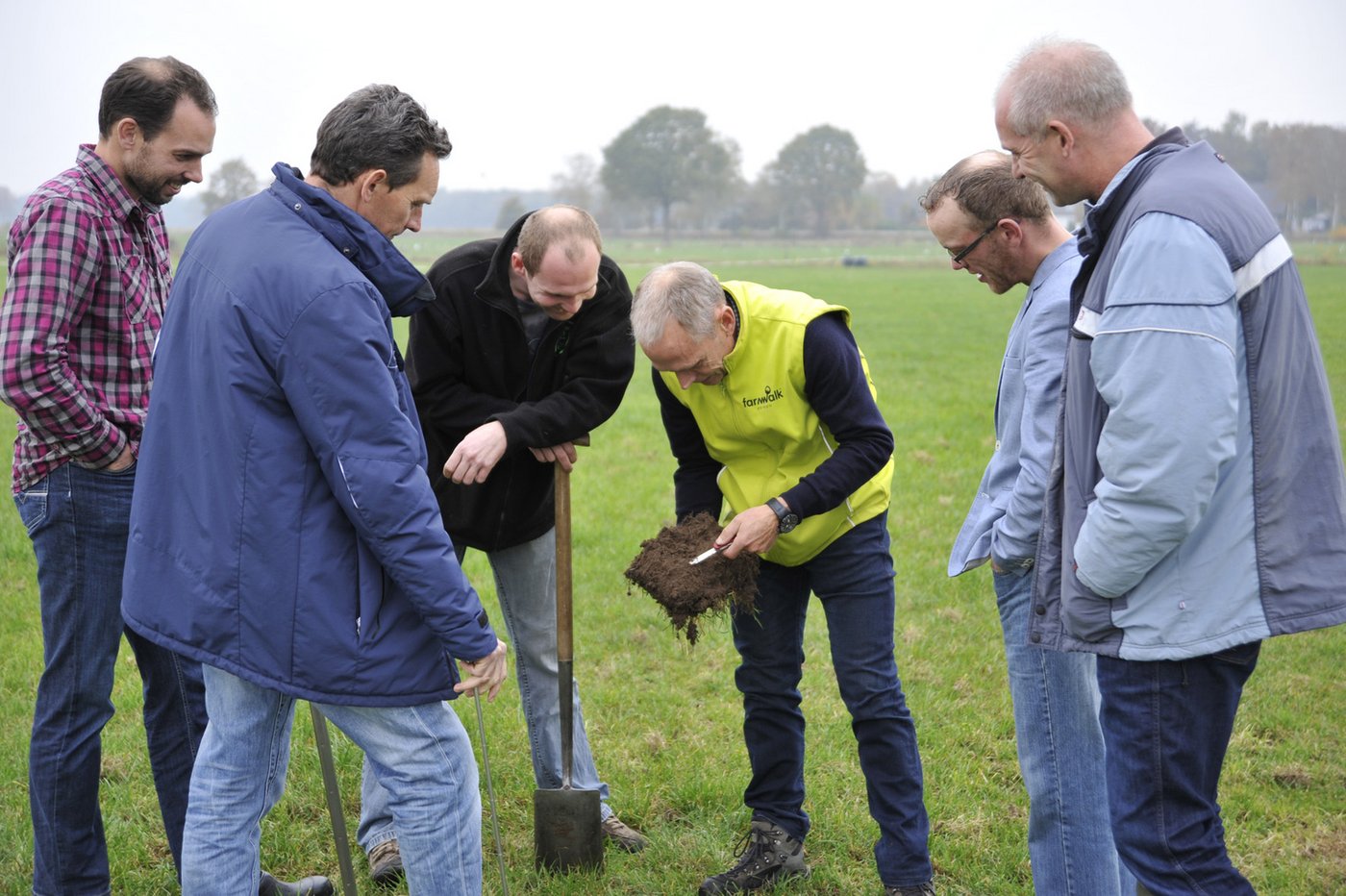 Weide-Coach Henk Antonissen erklärt die Bodenstruktur. 