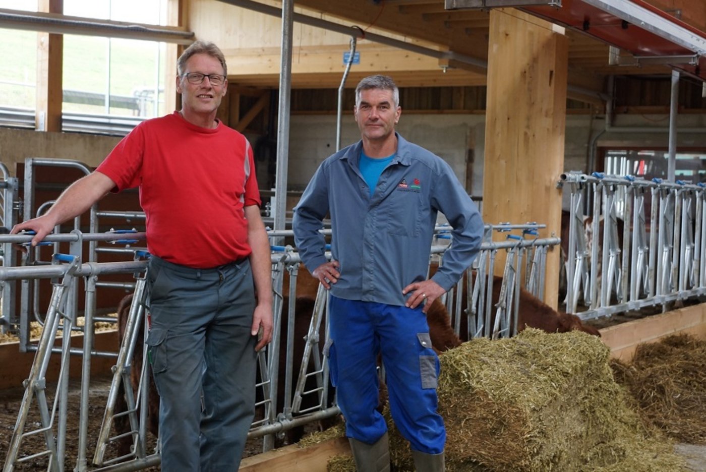 Roland Nussbaum (rechts) und Martin Hächler sind auf dem Betrieb für die Kühe zuständig. Sie stehen hier im neuen Stall. (Bilder Ruth Aerni)