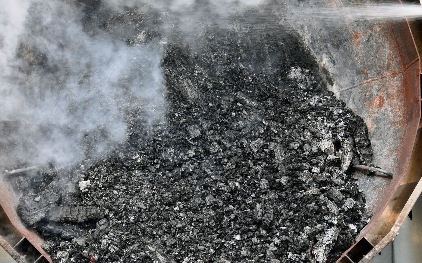 Die fertige Pflanzenkohle muss anschliessend an der Luft getrocknet und nach Bedarf zerkleinert werden. 