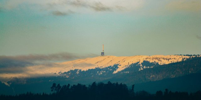 Der Chasseral bildet gleichzeitig den höchsten Punkt und das Zentrum des gleichnamigen Naturparks. Der markante Sendeturm auf dem Gipfel ist weitherum zu sehen. (Bild aw)