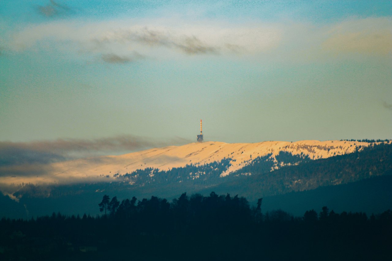 Der Chasseral bildet gleichzeitig den höchsten Punkt und das Zentrum des gleichnamigen Naturparks. Der markante Sendeturm auf dem Gipfel ist weitherum zu sehen. (Bild aw)