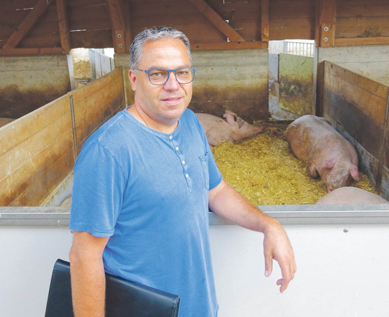 Nicht alle Label-Schweine werden als solche verkauft. Suisseporcs-Präsident Pfister auf seinem «Wiggerhof». (Bild aem)