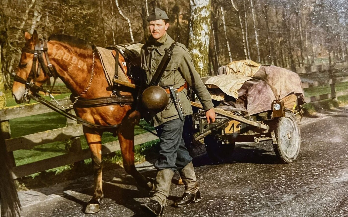 In Vollmontur: Hans Gerber marschierte unzählige Kilometer neben seiner treuen Stute, die noch einen Halsbrand erhielt.