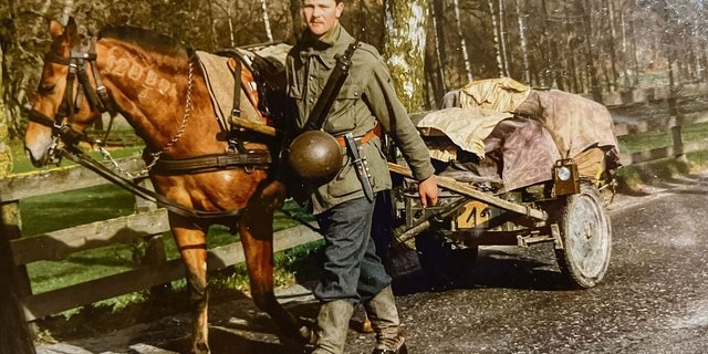 In Vollmontur: Hans Gerber marschierte unzählige Kilometer neben seiner treuen Stute, die noch einen Halsbrand erhielt.