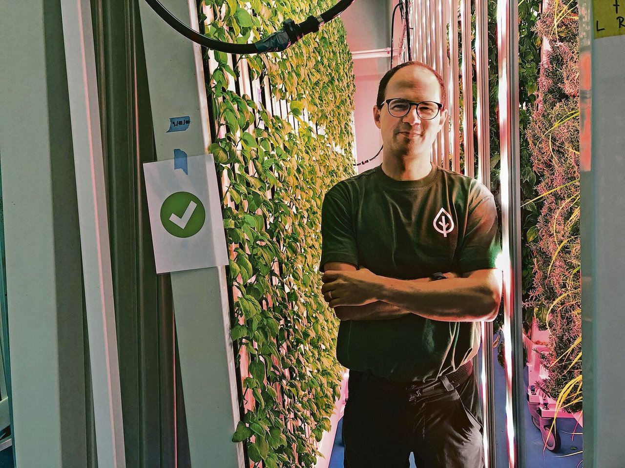 Christian Gerig betreibt seit Mai 2021 eine Vertical Farm, in der er vor allem Basilikum produziert. Potenzial sieht er im Medizinal- und im Phytopharmabereich. 