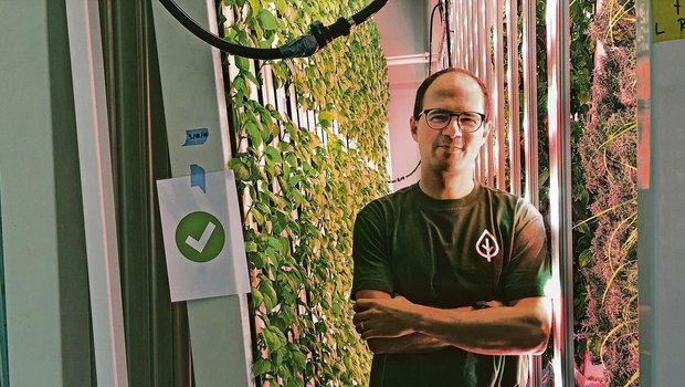 Christian Gerig betr Christian Gerig betreibt seit Mai 2021 eine Vertical Farm, in der er vor allem Basilikum produziert. Potenzial sieht er im Medizinal- und im Phytopharmabereich.