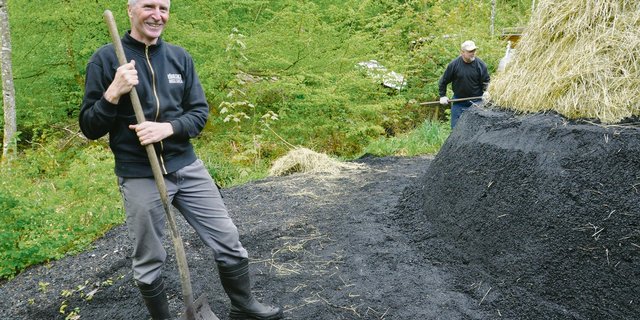 Peter Dietschweiler und sein Team überziehen den Meiler mit der «Löschi», einer luft- und wasserdichten Schicht aus Kohlenstaub und -griess. (Bilder Alexandra Stückelberger)