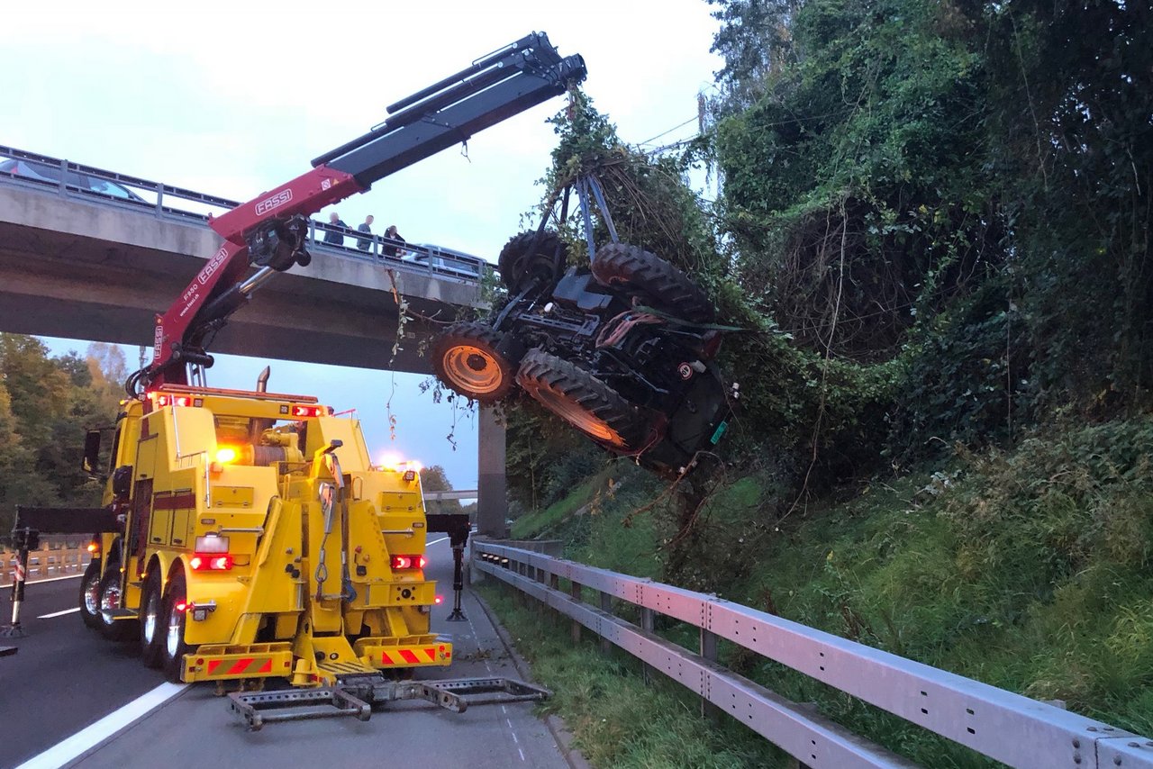 Der Traktor wurde mit einem Spezialkran von der Autobahn her geborgen. (Foto, anonymisiert: Kapo)
