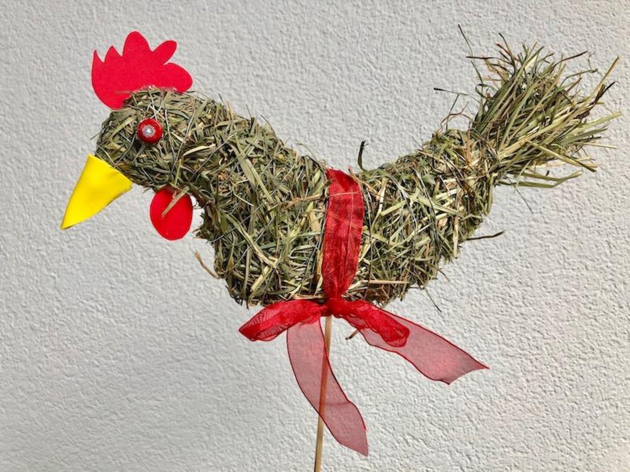 Ein Heuhuhn ist nicht nur für Ostern eine hübsche Dekoration, es duftet auch noch fein. (Bilder et)