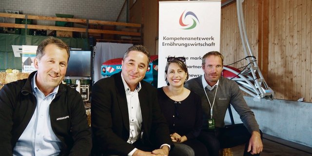 Sie diskutierten an der Strohballenarena (v. l. n. r.): Christian Eggenberger, Leiter Beratung BBZ Arenenberg; Daniel Kressibucher, Landwirt und Lohnunternehmer Lanzenneunforn; Babette Sigg Frank, Konsumentenforum; Jens Christian Jensen, AGCO.(Bild chw)