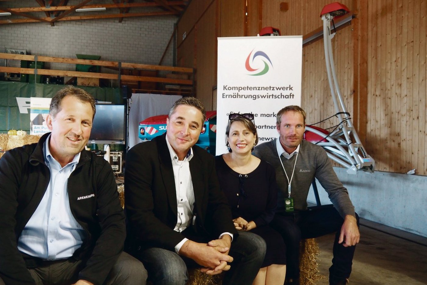 Sie diskutierten an der Strohballenarena (v. l. n. r.): Christian Eggenberger, Leiter Beratung BBZ Arenenberg; Daniel Kressibucher, Landwirt und Lohnunternehmer Lanzenneunforn; Babette Sigg Frank, Konsumentenforum; Jens Christian Jensen, AGCO.(Bild chw)