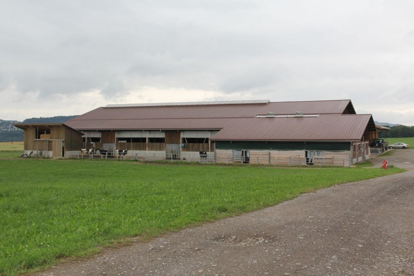 sind Stall und Ökonomiegebäude zu sehen. Beides durfte die Familie Ammann bauen, nicht aber ein Wohnhaus. Mit Blick auf das Tierwohl eine fragwürdige Situation.