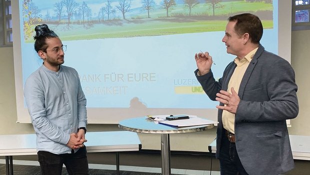 Bauernpräsident Markus Kretz (r.) in konstruktivem Dialog mit SP-Kantonsrat Hasan Candan über die Massentierhaltungs-Initiative und die Zukunft der Luzerner Landwirtschaft. 