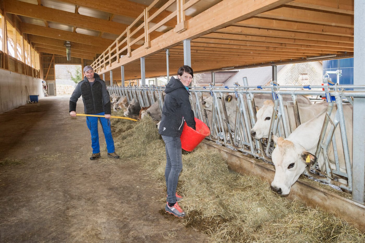Stallarbeit: Tanja und Kaspar Müller vom Tannenhof in Ebersecken.