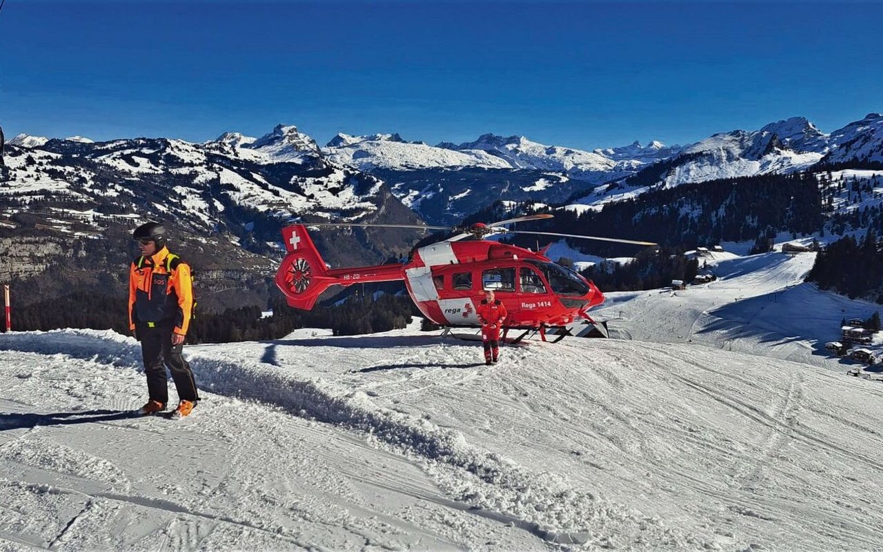 Xaver Appert bei einem Einsatz auf den Pisten. Der Rega-Helikopter wird von Verunfallten immer häufiger verlangt.