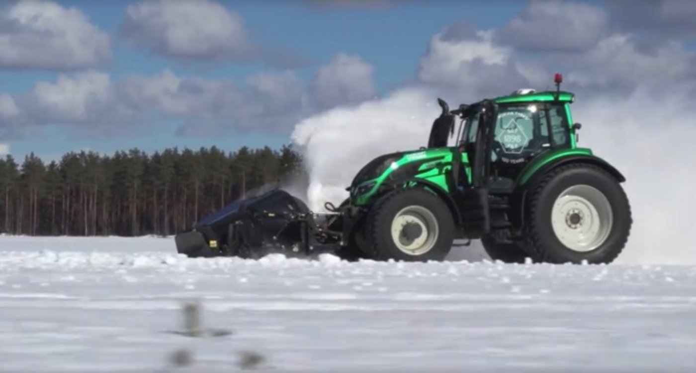 Da fliegt der Schnee nur so: Weltrekord im Schneeräumen - ganz ohne Mensch am Steuer. (Bild Screenshot GVS Agrar AG/Facebook)