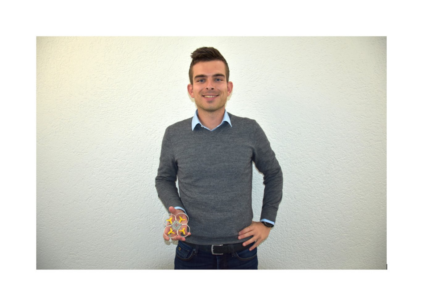 Die Mini-Drohne hat zirka einen Durchmesser von 12 cm. Hier gehalten von CEO Bram Tijmons. (Bild ke)