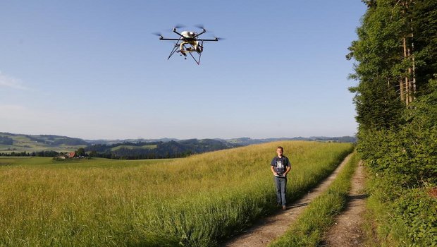 Die Drohnenpilote lernen, wie sie Rehkitze retten können. (Bild Rehkitzrettung Schweiz)