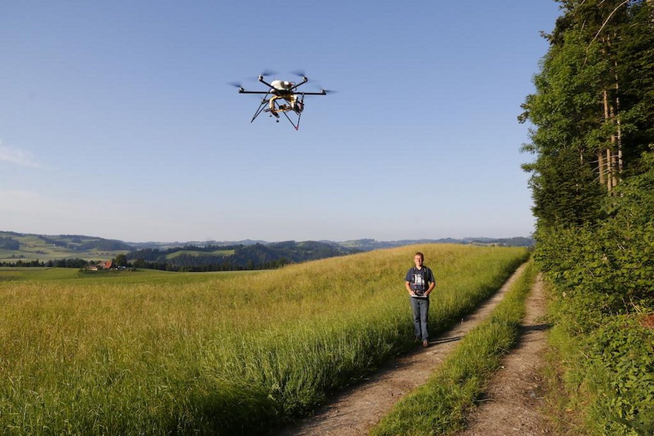Die Drohnenpilote lernen, wie sie Rehkitze retten können. (Bild Rehkitzrettung Schweiz)