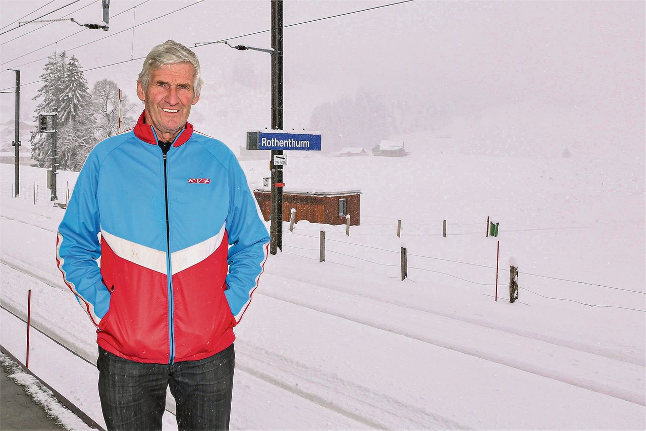 Es ist noch nicht lange her, da lag ordentlich Schnee neben der Finnenloipe Rothenthurm, wo Matthis Marty seinen Langlaufshop betreibt. (Bild Reto Betschart)