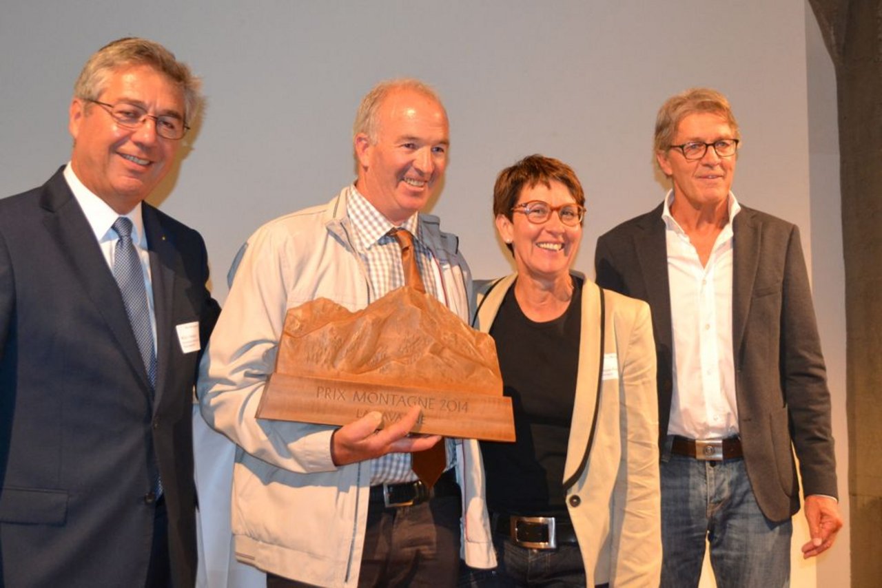 Berghilfe-Präsident Willy Gehriger (links) mit den Gewinnern und Jurypräsident Bernhard Russi. (Bild: jw)